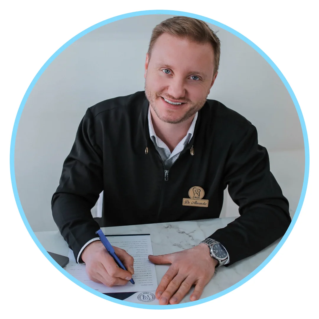 Dr. Alexandre - Especialista em Implantes e Prótese